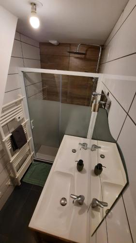 a glass table in a room with a shower at Appartement neuf et cosy 2 à 6 personnes tout équipé in Allevard