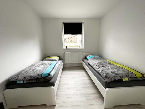 Llit o llits en una habitació de Ruhige Monteurwohnung-Fewo für 4 Personen in Trebbin