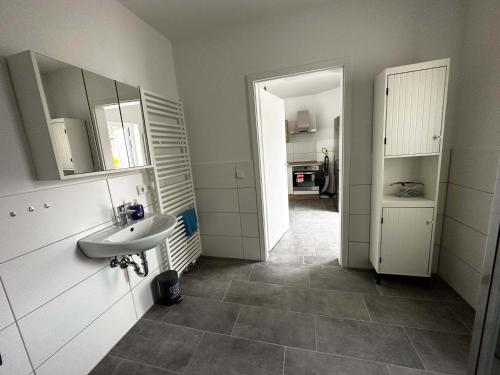 uma casa de banho com um lavatório e um espelho em Ruhige Monteurwohnung-Fewo für 4 Personen in Trebbin em Trebbin
