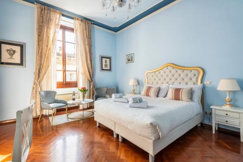 1 dormitorio con paredes azules y 1 cama grande en Holiday AD Duomo, Florence, en Florencia