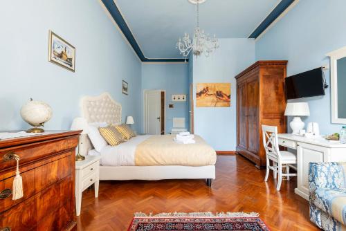 1 dormitorio con cama y escritorio en Holiday AD Duomo, Florence, en Florencia