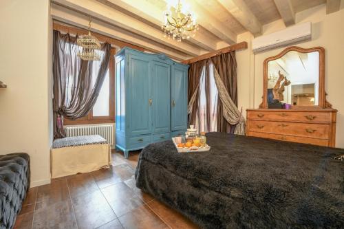 ein Schlafzimmer mit einem großen Bett und einem blauen Schrank in der Unterkunft Appartamento Orchidea in Gargnano