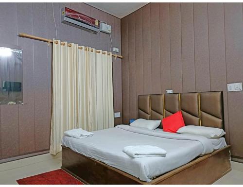 UttarkāshiにあるRiver View Resort, Uttarkashiのベッドルーム1室(大型ベッド1台、赤い枕付)