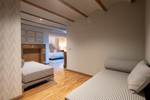 a room with two beds in a room at Hotel Cetina Palacio de los Salcedo in Baeza
