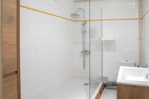 La salle de bains est pourvue d'une douche et d'un lavabo. dans l'établissement Logis hôtel Auberge de l'Espinouse, à Fraisse-sur-Agout
