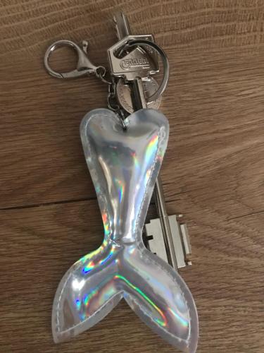 a key chain with a glass heart on it at B&B Via dell'Azzurra in Bari