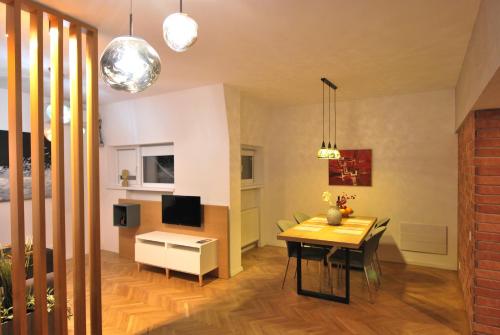 un soggiorno con tavolo e una sala da pranzo di NEW Apartment in Berindey Villa - Historical Center, Universitate a Bucarest