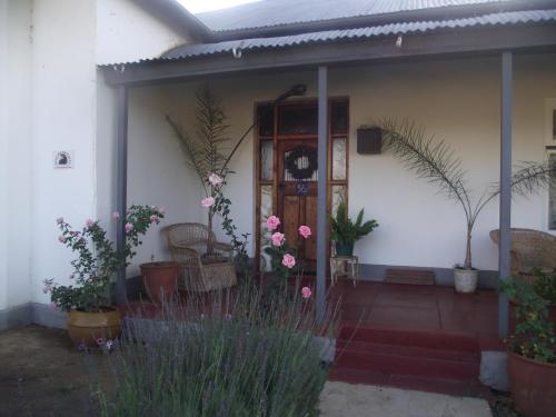 una casa con macetas en el porche delantero en Lavender Rose, en Bethulie