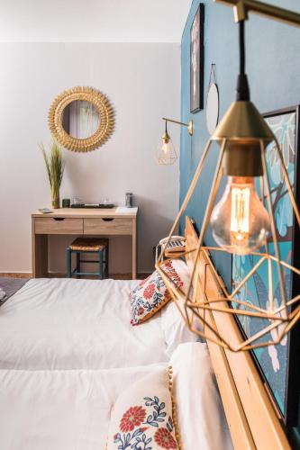 Ένα ή περισσότερα κρεβάτια σε δωμάτιο στο Logis hôtel restaurant Auberge de l'Espinouse