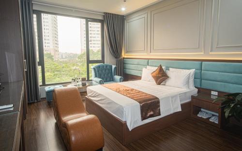 ein Hotelzimmer mit einem Bett und einem Stuhl in der Unterkunft Royal Hotel & Apartment in Hanoi
