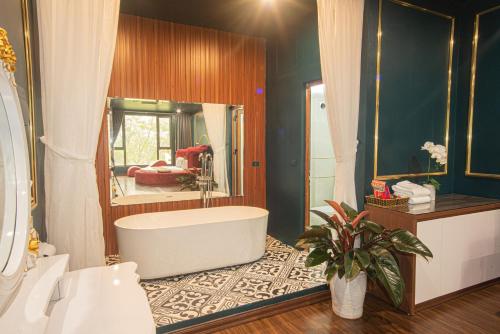 Kupatilo u objektu Royal Hotel & Apartment