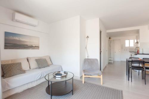 Central apt with balcony by Costarentals - Ref 92