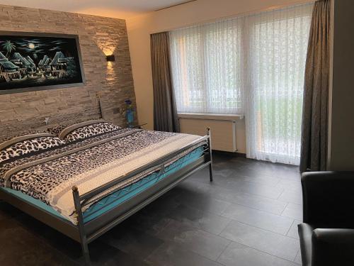 Unterkulm的住宿－聖雷米度假屋，一间卧室设有一张床和砖墙