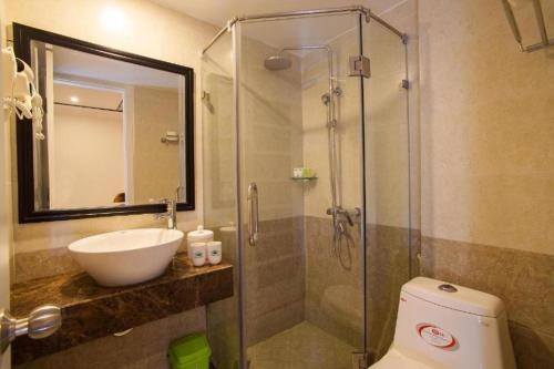 uma casa de banho com um chuveiro, um lavatório e um WC. em Serenity Diamond Hotel 1E Cửa Đông - by Bay Luxury em Hanói