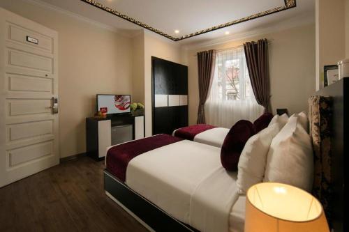 Giường trong phòng chung tại Serenity Diamond Hotel 1E Cửa Đông - by Bay Luxury