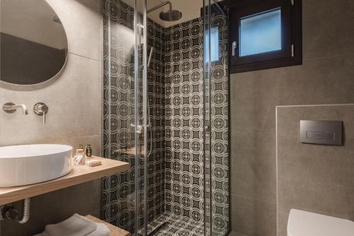 Bilik mandi di Viatzo Villas - Eclectic Villas with Heated Saltwater Pools