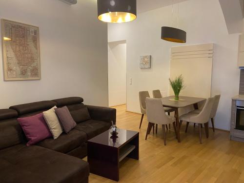 un soggiorno con divano e tavolo di Vienna City Apartment 7 a Vienna
