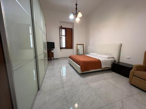 貝內文托的住宿－Casa Maestrina，一间卧室设有一张床和一个滑动玻璃门