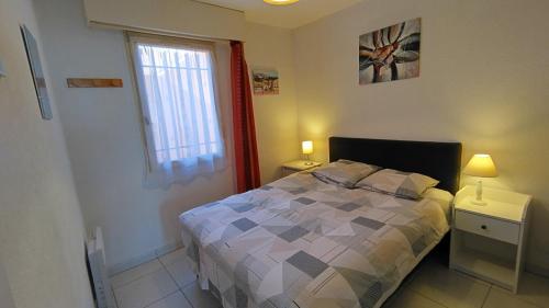 a bedroom with a bed and a window at T2 à Saint-Clair - Vue exceptionnelle ! Classé 3 étoiles in Le Lavandou