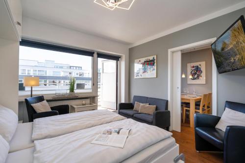 a bedroom with a bed and a table and chairs at Strandgeflüster in Westerland (Sylt)