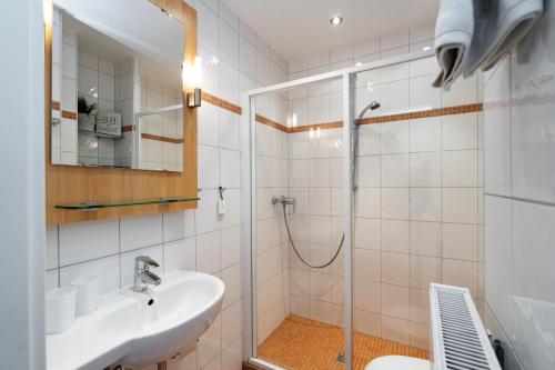 a bathroom with a sink and a shower at Strandgeflüster in Westerland (Sylt)