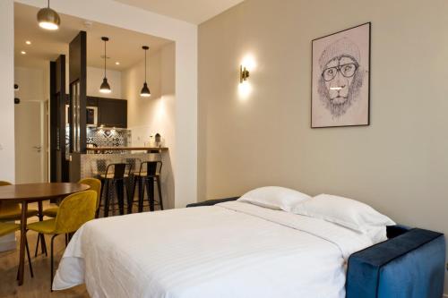 Llit o llits en una habitació de Pick A Flat's Apartment near Montmartre - Rue de Navarin