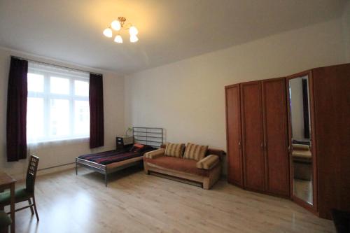 索斯諾維茨的住宿－Ali 3，客厅配有沙发和椅子