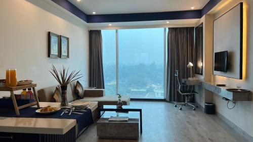 Μια τηλεόραση ή/και κέντρο ψυχαγωγίας στο Golden Suites Gurgaon Inde Hotels