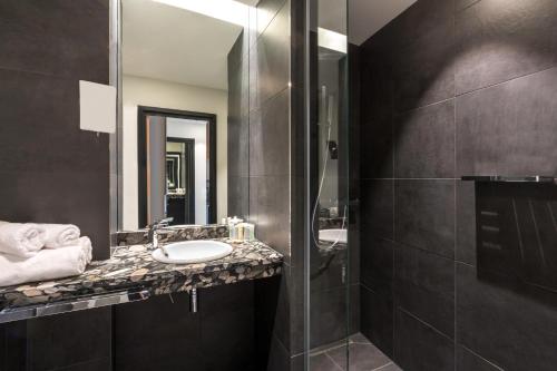 a bathroom with a sink and a mirror at Best Western Plus Hotel & Restaurant Les Humanistes Colmar Nord in Sélestat