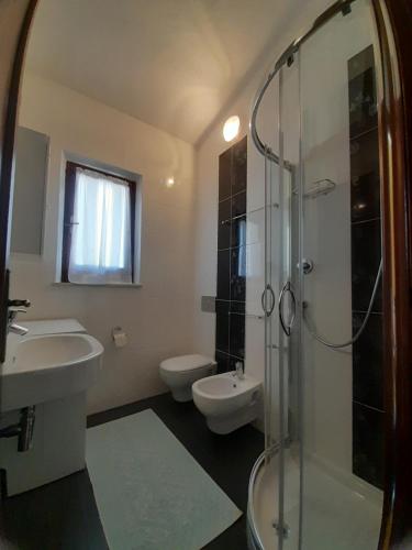 コスタ・レイにあるNuova Valmar "Villa Borla"のバスルーム(シャワー、洗面台、トイレ付)
