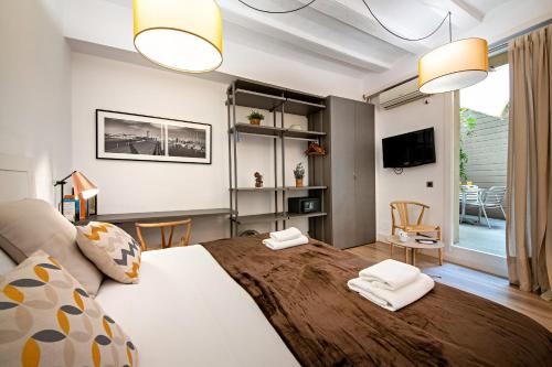 um quarto com uma cama grande e 2 toalhas brancas em Habitat Apartments Born em Barcelona