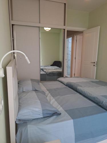 Postel nebo postele na pokoji v ubytování Izo's Home