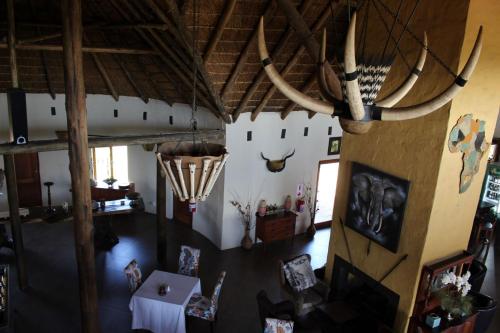 una vista aérea de una sala de estar con cuernos en la pared en Ndlovu Lodge, en Pretoria