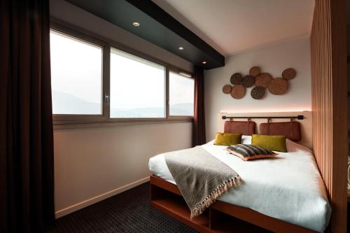 - une chambre avec un lit et 2 fenêtres dans l'établissement COWOOL GRENOBLE, à Grenoble