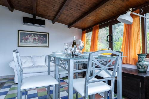 jadalnia z niebieskim stołem i krzesłami w obiekcie La Finestra sulle Eolie w mieście Reitano