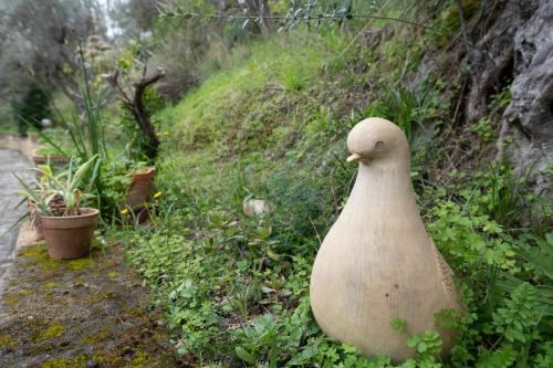 a statue of a chicken sitting on the ground at La Finestra sulle Eolie in Reitano