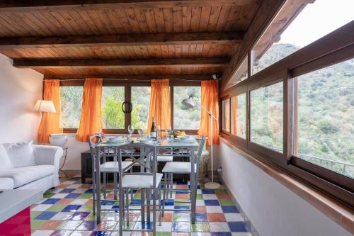 jadalnia ze stołem i oknami w obiekcie La Finestra sulle Eolie w mieście Reitano