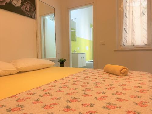 a bedroom with a bed with a yellow bedspread and a window at Monolocale Central - Pieno centro - Narramondo Villas in Giulianova