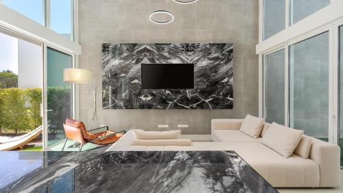 Μια τηλεόραση ή/και κέντρο ψυχαγωγίας στο Villa Serenity- CleverDetails, Central Vilamoura, Sleeps 4 adults and 2 children, located in the center