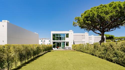 Villa Serenity- CleverDetails, Central Vilamoura, Sleeps 4 adults and 2 children, located in the center