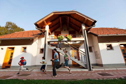 eine Gruppe von Menschen, die vor einem Haus rennen in der Unterkunft Terme Banovci - Hotelsko naselje Zeleni gaj in Banovci