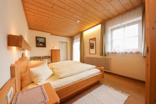 1 dormitorio con 1 cama en una habitación con ventana en Forellenstube, en Lofer