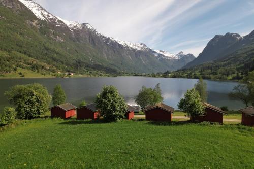 uma vista para um lago com montanhas ao fundo em Løken Camping - trivelig og idyllisk ved vannet em Olden