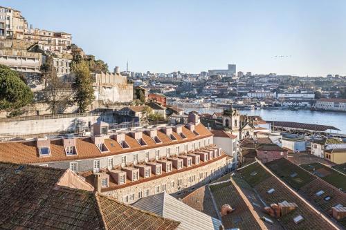 een luchtzicht op een stad met een rivier en gebouwen bij Hotel das Virtudes in Porto