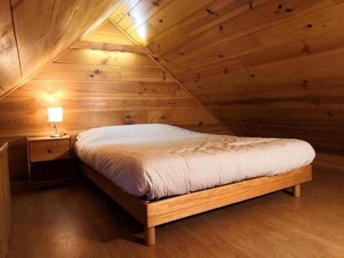 Un pat sau paturi într-o cameră la Maison vue Montagne avec jardin