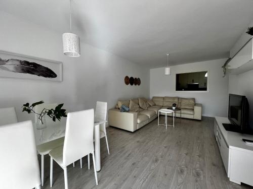 ein Wohnzimmer mit einem Sofa und einem Tisch in der Unterkunft Apartamento con encanto en playa in Fuengirola