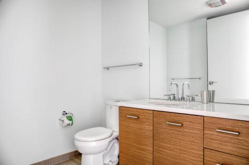 uma casa de banho com um WC e um lavatório em Luxury Fort Point 1BR w WD Gym BOS-488 em Boston