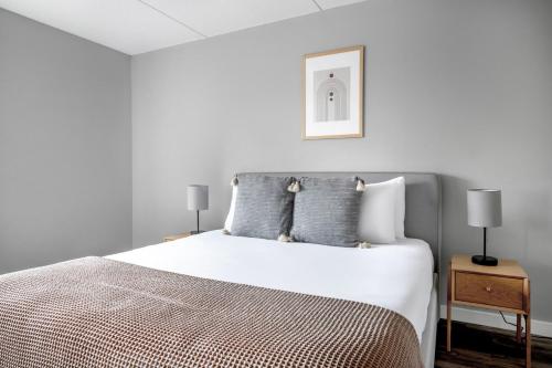 Ένα ή περισσότερα κρεβάτια σε δωμάτιο στο Brookline 1br w gym nr Brookline Village T BOS-852