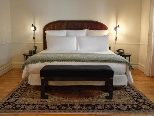 Ein Bett oder Betten in einem Zimmer der Unterkunft The Ned NoMad