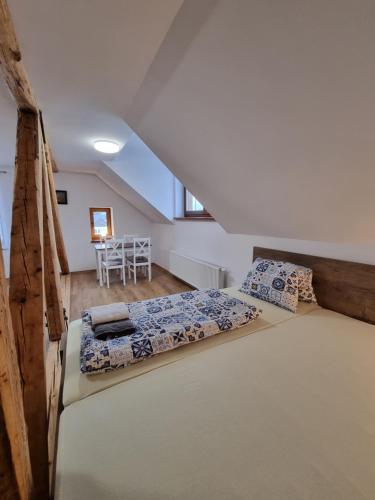 Postel nebo postele na pokoji v ubytování Apartmány u Petra Jeseník